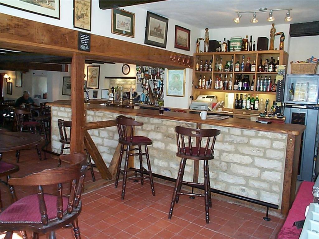 ホテル The Fox & Hounds ファーリンドン エクステリア 写真