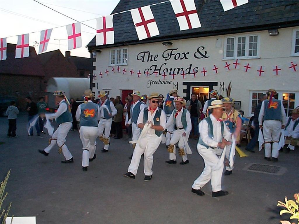 ホテル The Fox & Hounds ファーリンドン エクステリア 写真